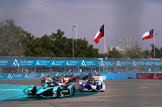 ipmp423's tweet photo. A todos aquellos que quieran apreciar una mirada de la Fórmula E más allá de lo que se vio por TV, aquí les comparto una nota que preparé con parte de lo que pude reportear durante mi cobertura del Santiago ePrix. 
https://t.co/4yTxaQjLiR https://t.co/D3jUrTceel