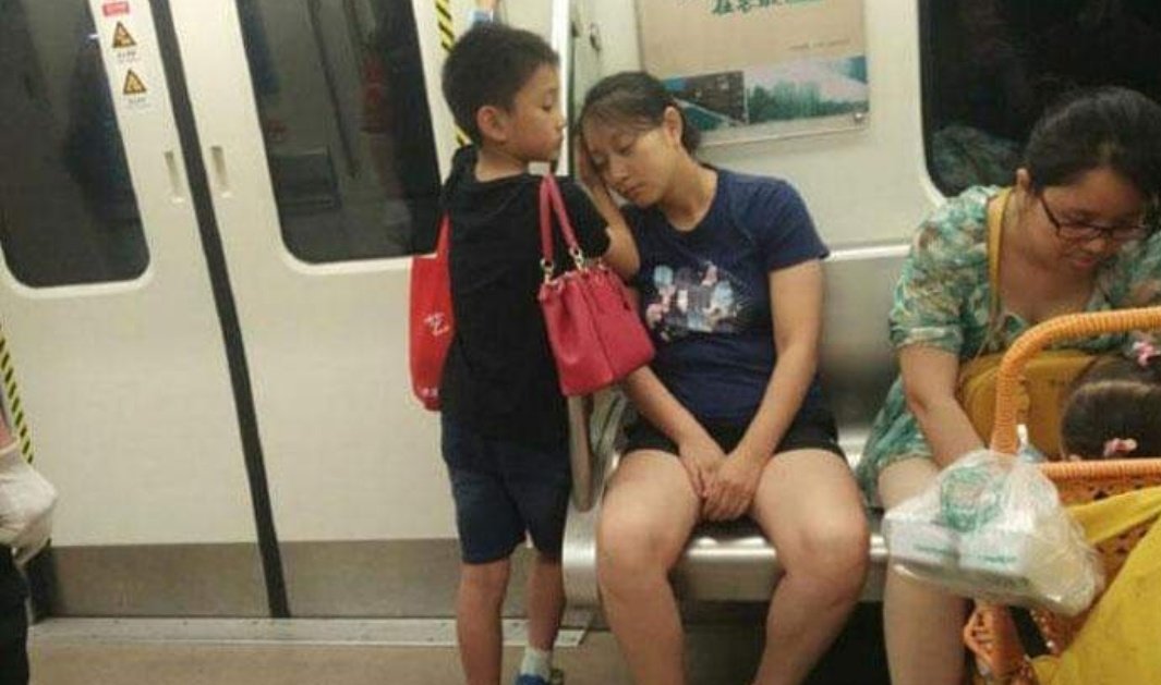 This little boy gave up his seat to a lady who entered the train w/ a stroller & baby

Then as he is standing, his mom falls asleep w/ her head on the bare railing. He takes her bags & carries them. Then, puts his hand in between her head & railing so she can use it as a pillow😭