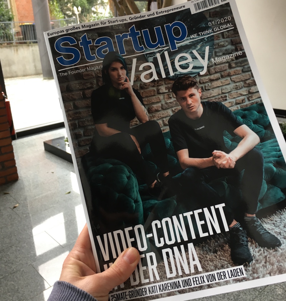 startup_valley's tweet photo. 👉 StartupValley Magazin on tour 👈

#video #youtube #25mate #spielkind #katikarenina #felixvonderladen  #team  #marketing #branding #marke  #motivation #magazine #magazinecover #entrepreneur #startupvalley #street #streetphotography #photography  #picture https://t.co/h4GkDMZUn4