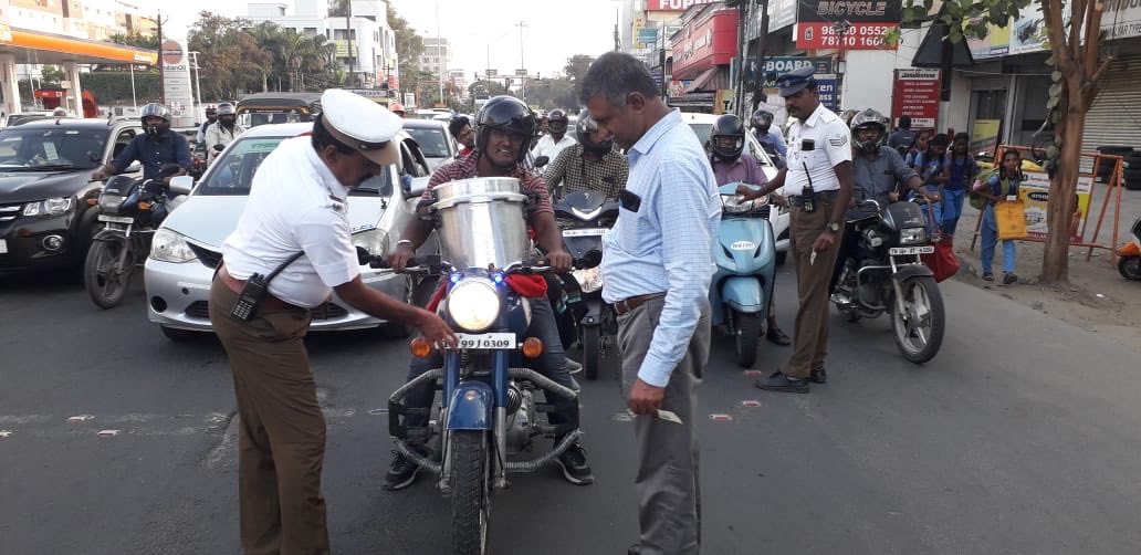 policecbecity's tweet photo. Today evening cases are being booked for use of irregular pressure horn and head lights #SafetyFirst #roadsafety in #Coimbatore https://t.co/rZLEbWwL75