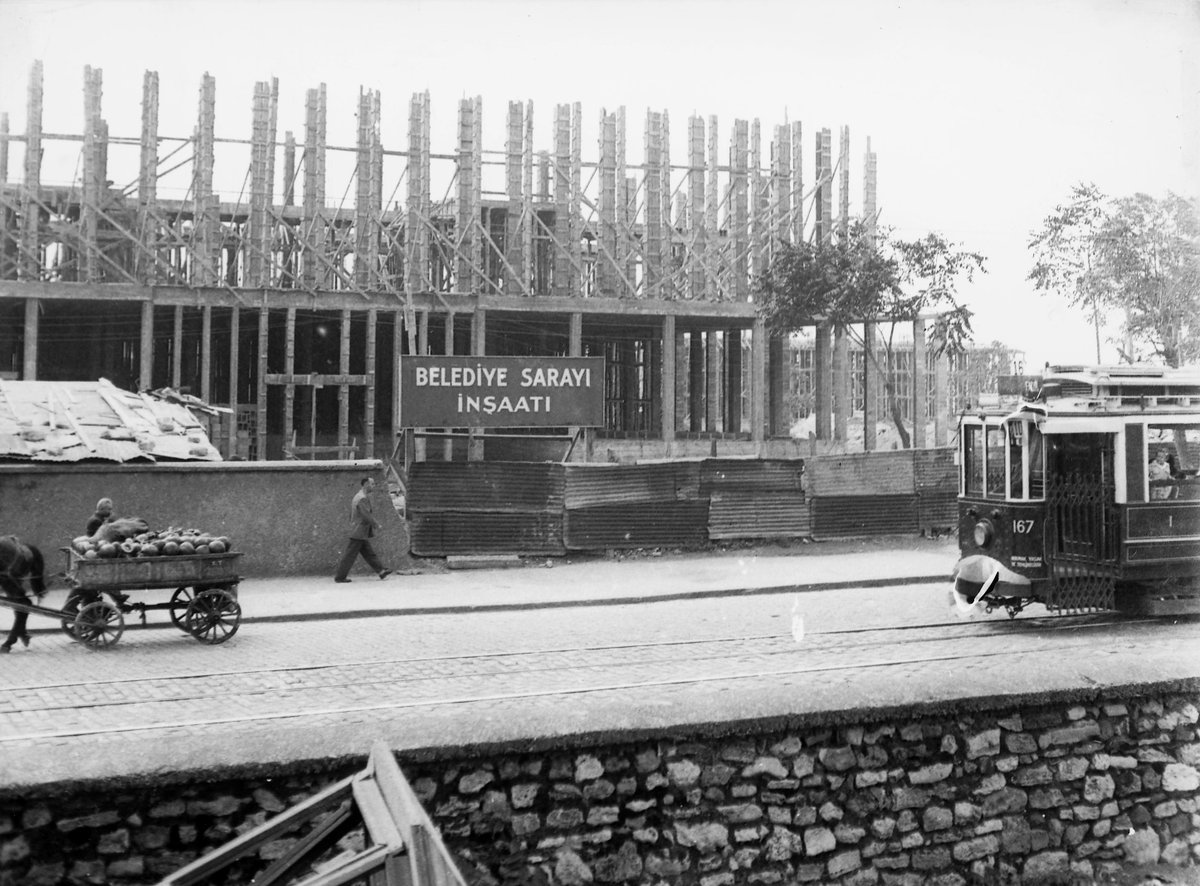 ietttr's tweet photo. Açılan yarışmayı kazanan Yüksek Mimar Nevzat Erol’un projesiyle yapımına başlanan İstanbul Belediye Sarayı, Saraçhane (1953).

#TBT #Nostalji https://t.co/CQF0GjQm8i