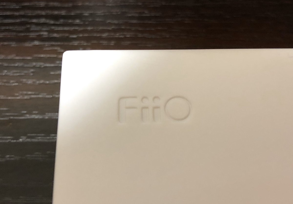 一昨日ついに届きました！JadeAudio(FiiO) EA3！
Knowles製BA+13.6mm DDという組み合わせ。そして実質FiiOという事で事前の期待値が高かったんですが、期待通りの良いサウンド！詳しいインプレッションは別途書こうと思いますが、リケーブル前で既に満足度高いです。
