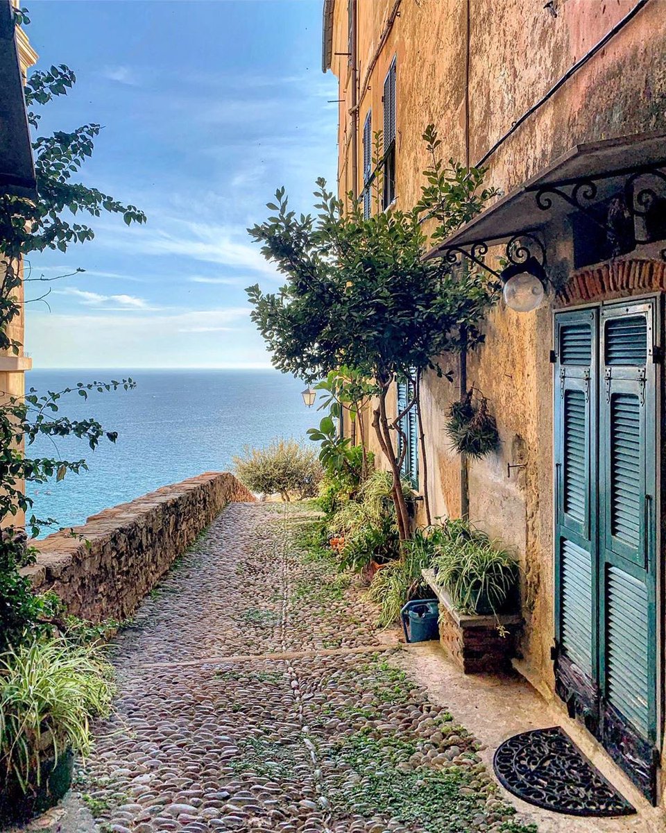 Stradine che ti ricongiungono con te stesso
........................................................
🔸Photo by: @nonnarena1
🔸Location: Cervo