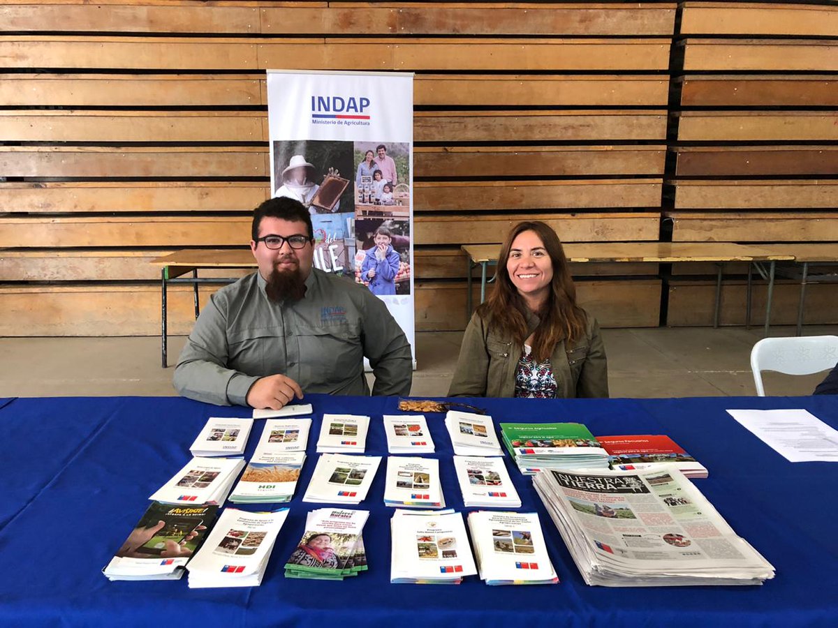 Equipo de INDAP RM en terreno. La Profesional María José Theza, de la Dirección Regional y Cristobal Ruiz de la Agencia Área Norte, actividad Espacio Pyme 2020 provincia de Melipilla. La actividad se desarrollo en la comuna de Curacavi en el centro de eventos Joaquin Blaya.