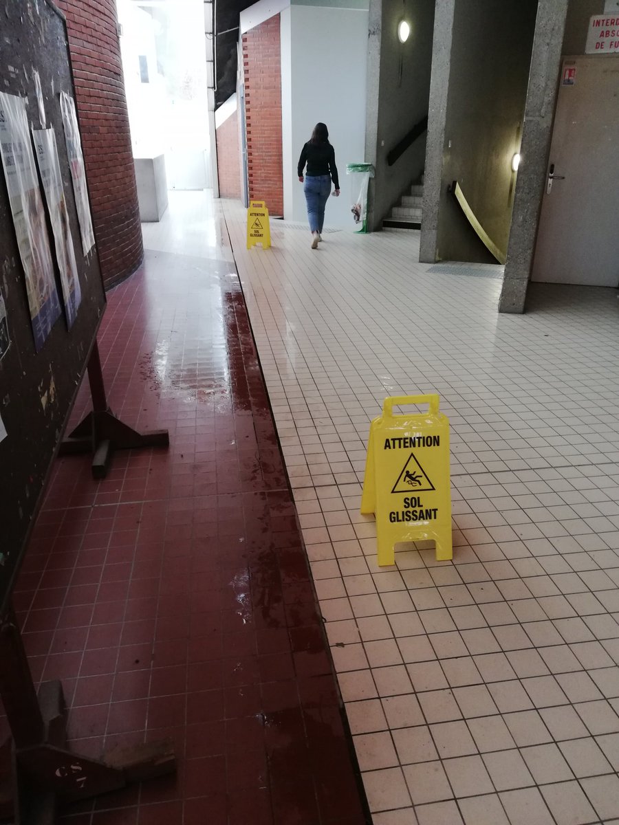Journée pluvieuse à la Faculté de Pharmacie de <a href="/Toulouse/">Toulouse - Mairie et Métropole 🎄</a> ☔🌧️⛈️

A quand de nouveaux bâtiments? Il serait temps ⚠️