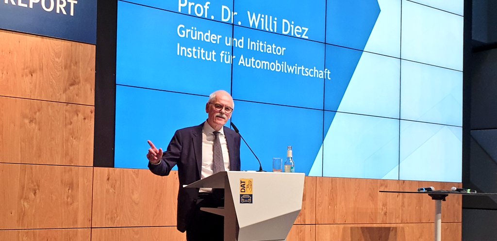 Der_VDIK's tweet photo. "Elektromobilität muss kommen. Zu diesem Wandel gibt es keine Alternative. Der Autohandel spielt dabei eine entscheidende Rolle." Willi Diez. @datgmbh #DATreport https://t.co/g8k8DyV6ap