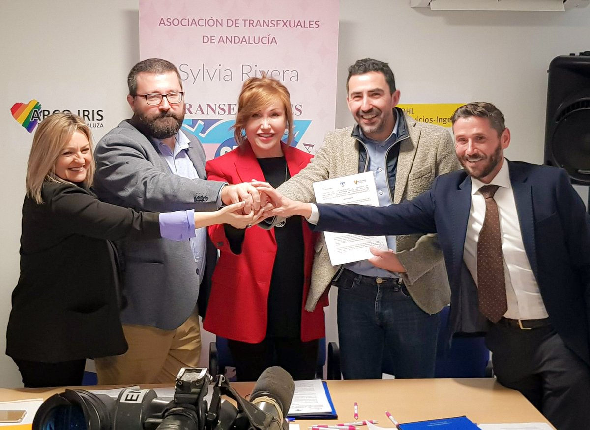 ArcoIrisLGBTI's tweet photo. Desde @ATA_Trans y @ArcoIrisLGBTI hemos firmado un acuerdo por la empleabilidad de #PersonasTrans con OHL Servicios-Ingesan.
⁉️Sabías que...
🏳️‍⚧️Más del 85% de Personas Trans+ están desempleadas, siendo más vulnerables las #Mujeres #Trans+ visibles
#CupoLaboralTrans YA! https://t.co/a0HEj73bUL