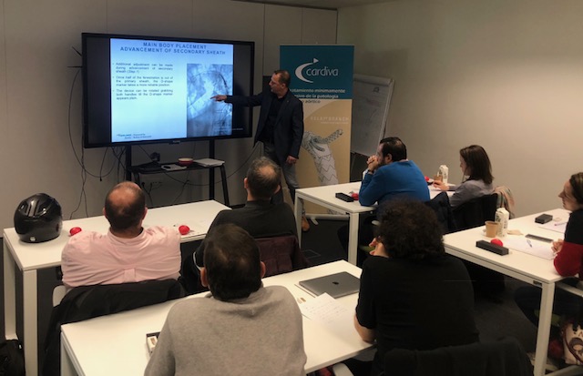 CARDIVAGROUP's tweet photo. Hoy se ha celebrado en las oficinas de #Cardiva en Madrid un training de Relay Doble Rama (#RelayBranch), un dispositivo endovascular indicado para el tratamiento de patologías del arco aórtico de manera mínimamente invasiva.
#innovaciónycompromiso #CirugíaVascular https://t.co/ecdgW1b927