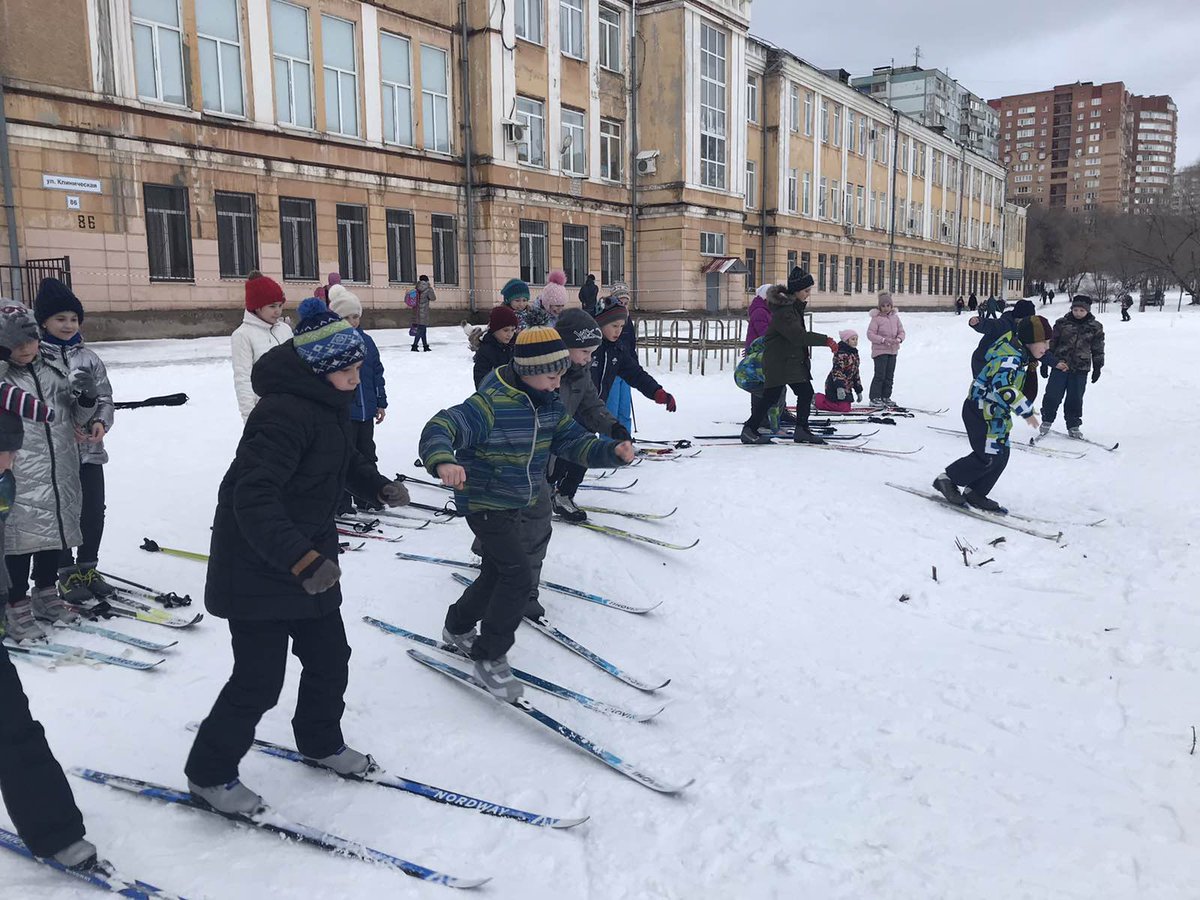 Зима в самом разгаре! И пусть погода не всегда радует нас настоящим снегом, но акции «Вставай на лыжи!» это не помеха. Наши ученики-старшеклассники помогают освоить азы лыжного спорта второклассникам, а также зарядиться прекрасным настроением!