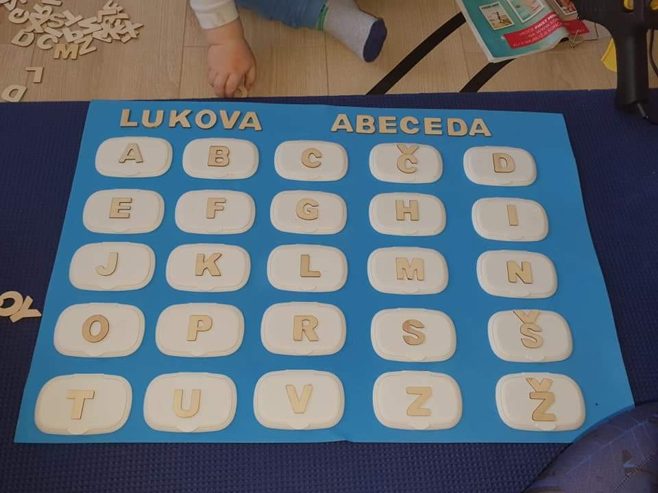 RenskeSvetlin's tweet photo. Abecednica, narejena s pokrovčki od robčkov
F: prijatelji
#otroškaigra #igra #abeceda #abecednica #učenje #razvedrilo #zabava #otrok #naredisam https://t.co/ik7ZxVwAGU