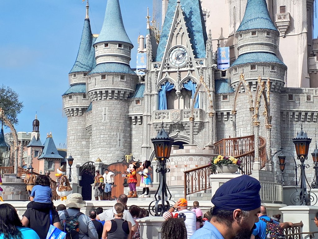 VeroniqueLFrey's tweet photo. @wearewater #DiamondGoGreen at #Disneyland Orlando #LetsMakeADeal #DiamondResorts @FSOrlando #Champions2020 #ChampionsClub #DiamondLPGA feeding our life's memories💚 https://t.co/jwwzU68WQi