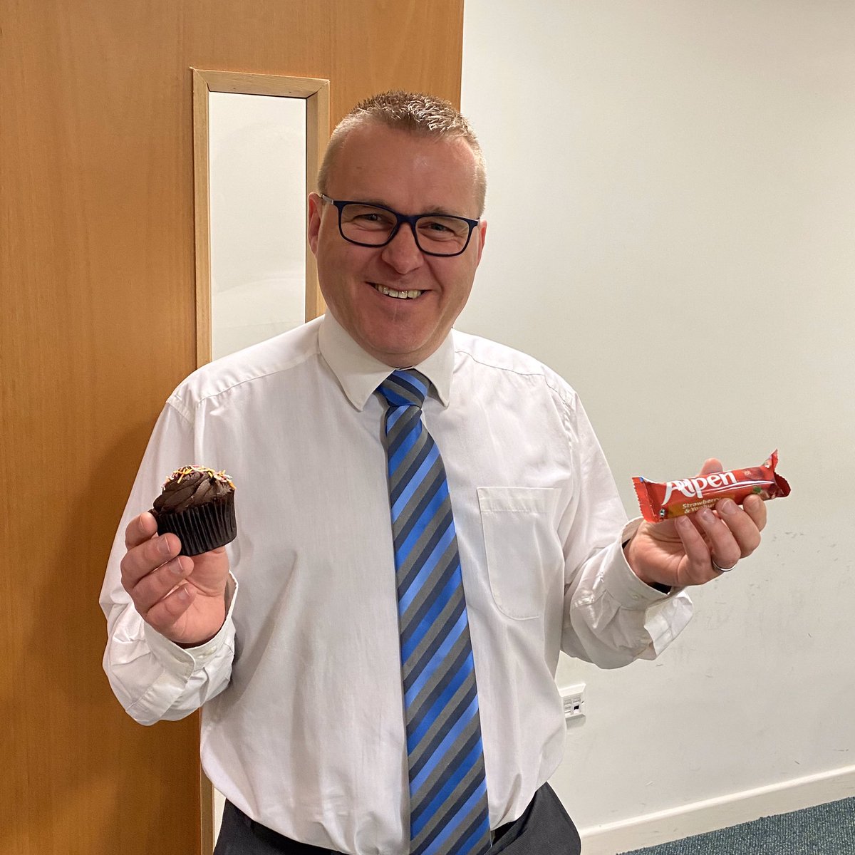 kinspeed's tweet image. After a visit from our marketing partner @fentimarketing, our MD @glenbanks1 is faced with a tough decision... @Morrisons chocolate cupcake or Alpen bar?! 

What would you pick? 🤔

#decisionsdecisions #reallifeproblems #asktwitter #helpsheffield
