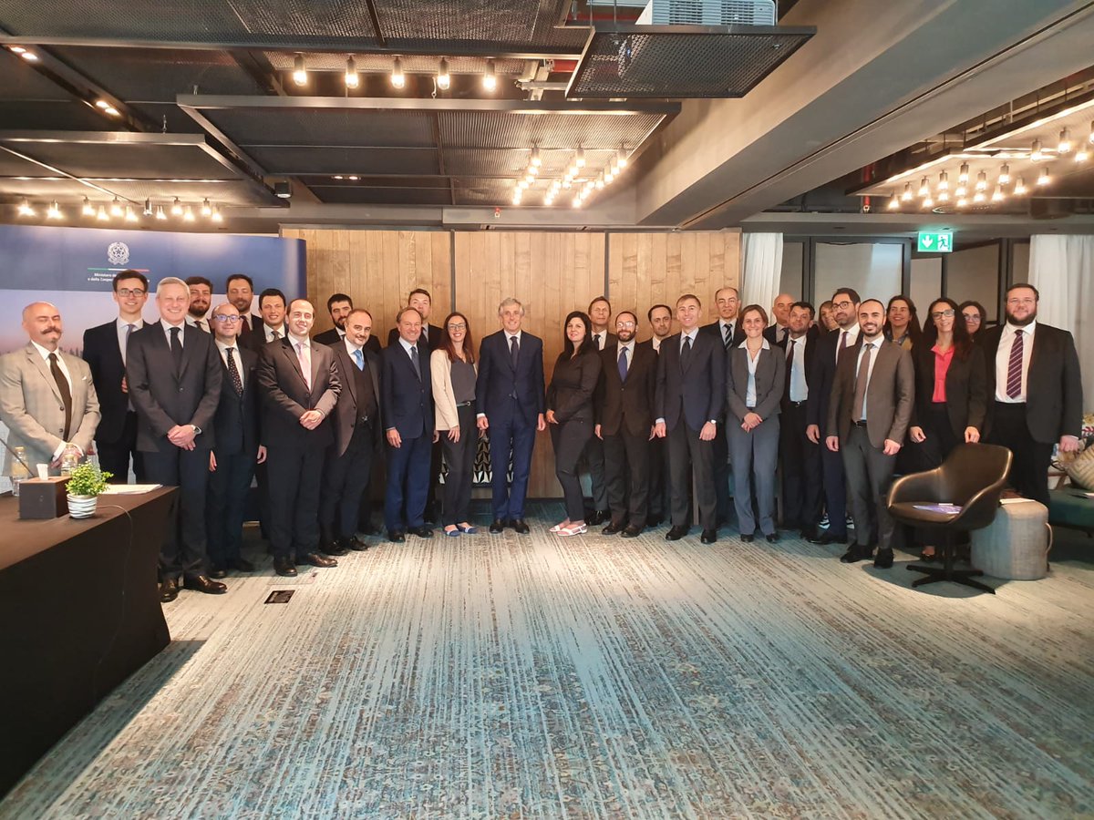 ItalyMFA's tweet photo. #ConfConsoli📸Ecco i Consoli d'Italia riuniti a Dubai 🇮🇹 https://t.co/wK4jlwqhVm
