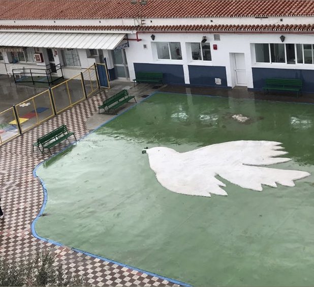 IsabelRuizS's tweet photo. Mi hermano es profe de Educación Física en un cole de Málaga y hoy no estaba el patio para hacer mucho deporte así que...
El granizo ha servido para hacerle un homenaje a @GodPikasso 🤗
#profeschulis https://t.co/sHPtL8jfdg