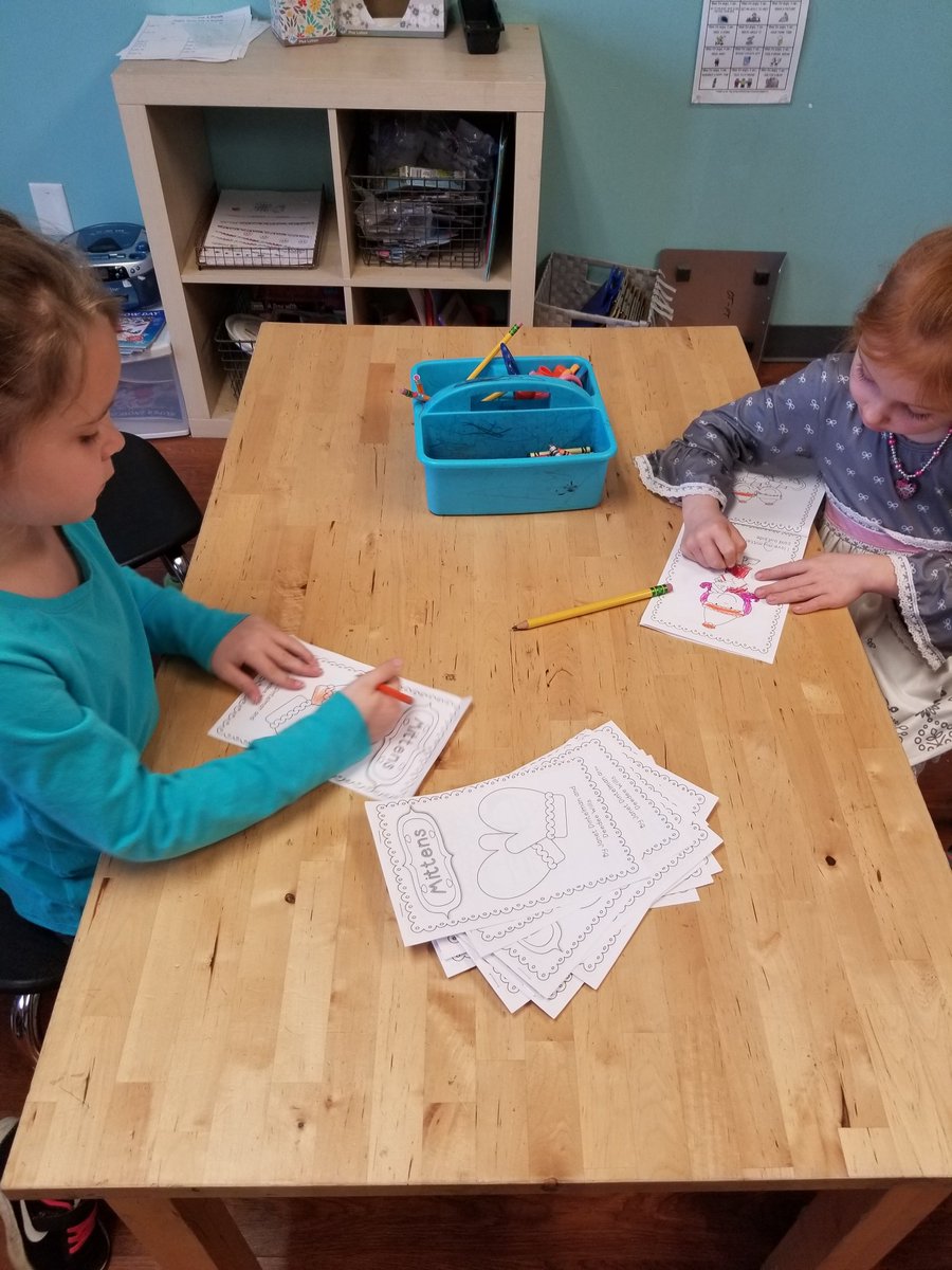 MrsTonya_LPS's tweet photo. Kindys are working so hard at reading, writing/building sentences, building words and finding sight words in a poem! https://t.co/xOlqN9OHat