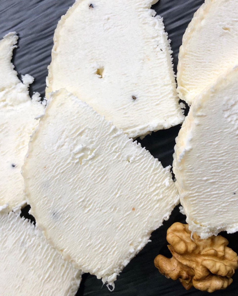 picnikcheese's tweet image. Esta madrugada ha caído mucho granizo en Málaga! ⛈⚠️❄️
Pero el “Granizo” que tenemos en @Picnik_Artisan es para derretirse por él, es un queso de leche cruda de cabra de @quesosLaRueda de Villamalea, Albacete. ❤️🧀 
Notas cítricas y especiadas de trufa negra.
#Picnik #Granizo