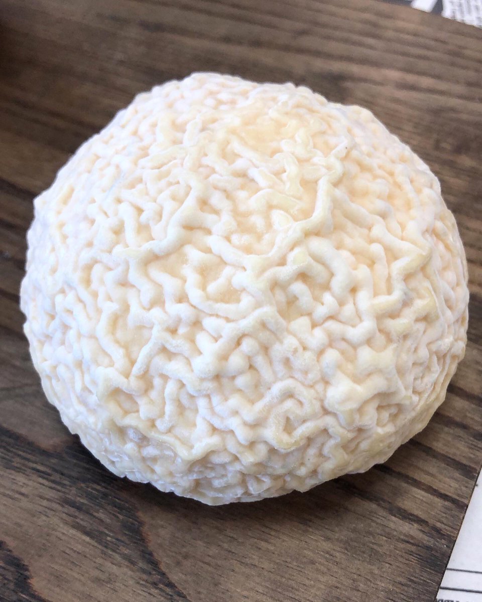 picnikcheese's tweet image. Esta madrugada ha caído mucho granizo en Málaga! ⛈⚠️❄️
Pero el “Granizo” que tenemos en @Picnik_Artisan es para derretirse por él, es un queso de leche cruda de cabra de @quesosLaRueda de Villamalea, Albacete. ❤️🧀 
Notas cítricas y especiadas de trufa negra.
#Picnik #Granizo