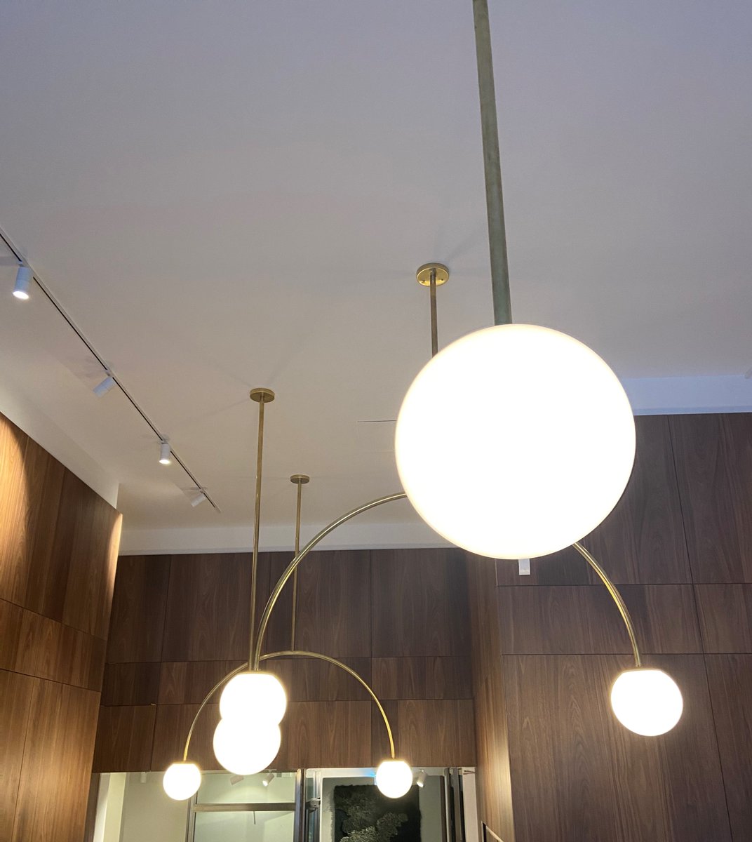 ecokonsult's tweet photo. Renoveringen av entrén på Klarabergsgatan 29 börjar bli klar och de specialbyggda armaturerna (från Örsjö Belysning) är på plats. ECO har även projekterat flera hyresgästanpassningar i huset. #ECO #Belysning #Entré #Ljusdesign #Elprojektering #Projekt #Konsult #Ljus https://t.co/aRlm8BaNRF