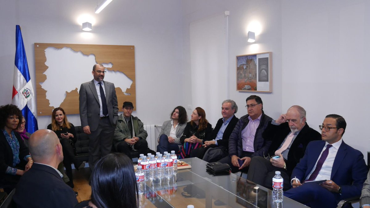RDenEspana's tweet photo. Encuentro hoy en la @EmbRDMadrid de productores cinematográficos españoles con el embajador @Orodriguez1965, la directora de @DGCINERD, Yvette Marichal, y Anyarlene Berges, representante del grupo @INICIAOficial. #RodarEnRD https://t.co/SNxqwjk1f7