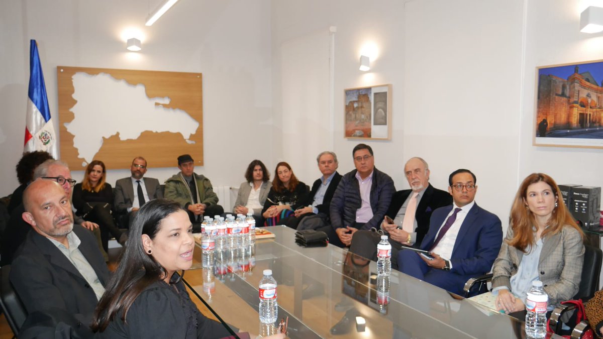 RDenEspana's tweet photo. Encuentro hoy en la @EmbRDMadrid de productores cinematográficos españoles con el embajador @Orodriguez1965, la directora de @DGCINERD, Yvette Marichal, y Anyarlene Berges, representante del grupo @INICIAOficial. #RodarEnRD https://t.co/SNxqwjk1f7