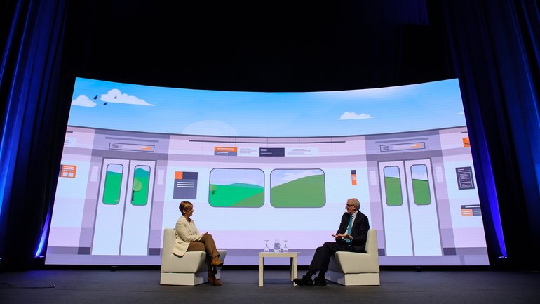 calonsonet's tweet photo. Muy imaginativo el decorado para la conversación entre @arantxa_tapia (@deiEJGV de @Gob_eus) y Andres Arizkorreta (CAF) durante la jornada #BasqueRailway de @ETS_RFV #EuskalTrenbideSarea https://t.co/Qxw3KzNKHR