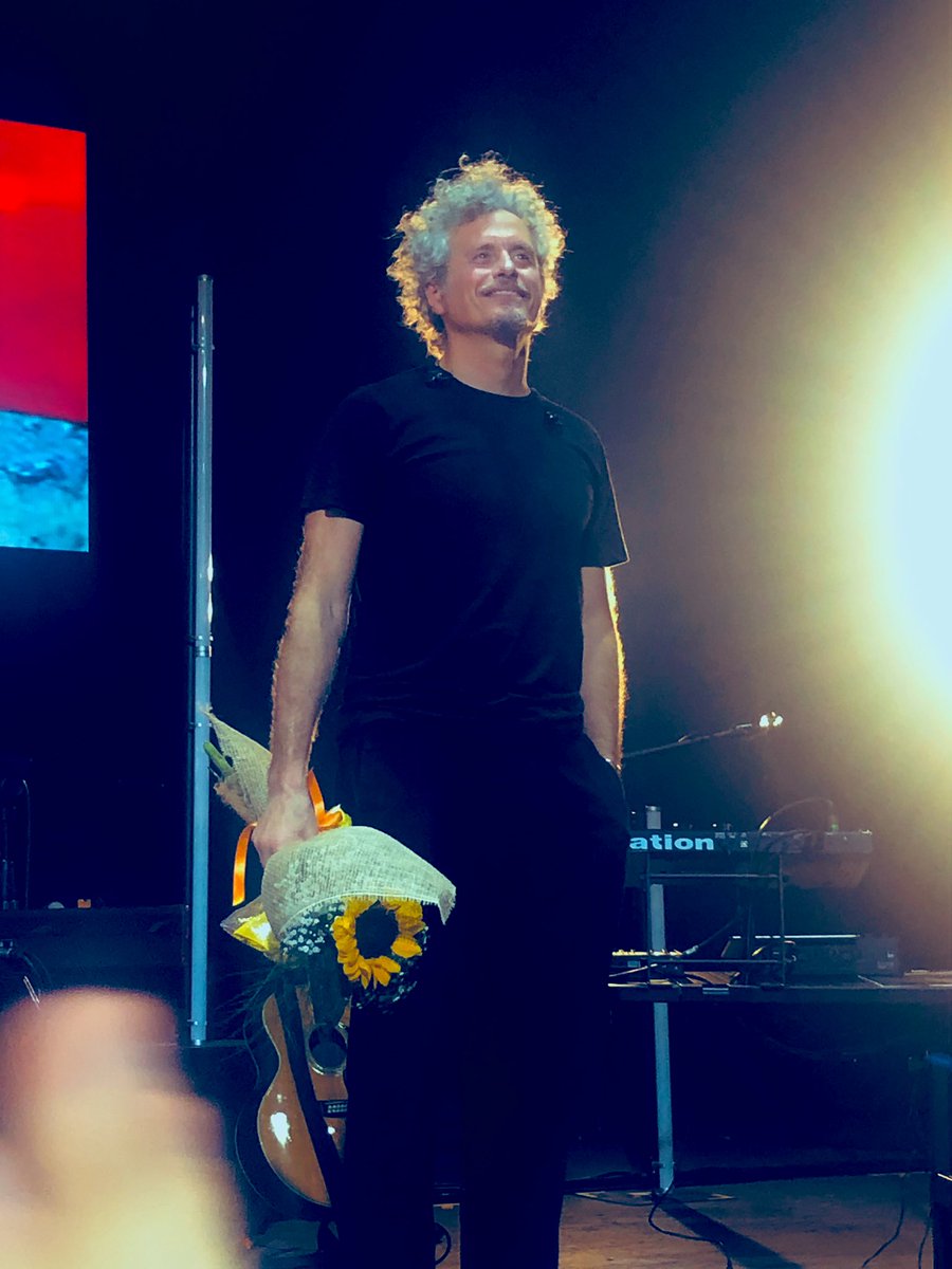 capcinzia's tweet image. La sintesi di un incanto ...una magia che si ripete sempre... ogni volta...sempre di più ❤️ grazie Niccolò ! #Bari #teatroteam #tradizioneetradimento #tour #concerto #niccolòfabi