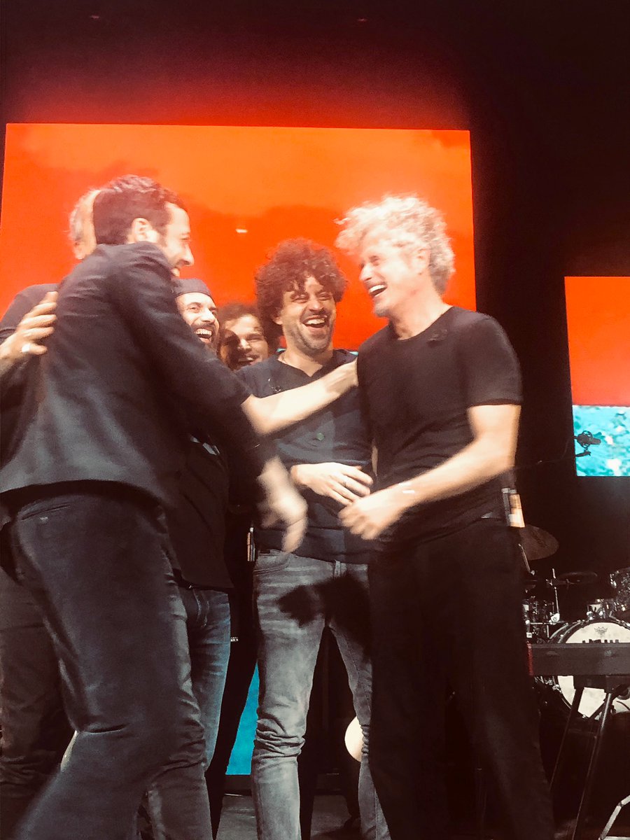capcinzia's tweet image. La sintesi di un incanto ...una magia che si ripete sempre... ogni volta...sempre di più ❤️ grazie Niccolò ! #Bari #teatroteam #tradizioneetradimento #tour #concerto #niccolòfabi