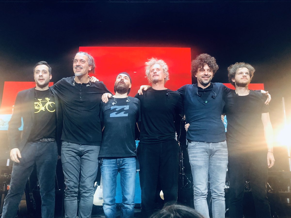 capcinzia's tweet image. La sintesi di un incanto ...una magia che si ripete sempre... ogni volta...sempre di più ❤️ grazie Niccolò ! #Bari #teatroteam #tradizioneetradimento #tour #concerto #niccolòfabi