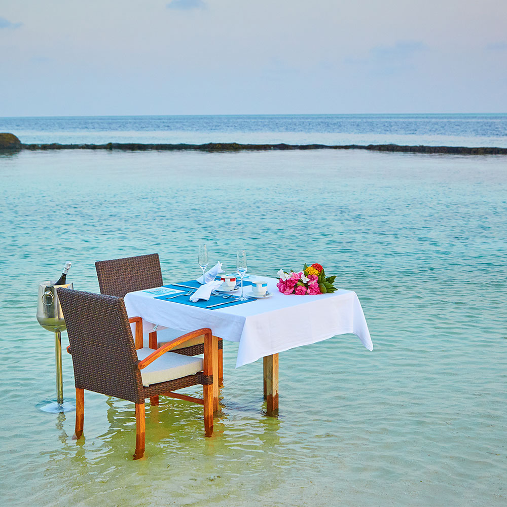 Start your day right with a beautiful romantic breakfast by the sea.

#Komandoomaldives #breakfastbythesea #privatedining #dinnerfortwo #tablewithaview #holidaygoals #nokidsallowed