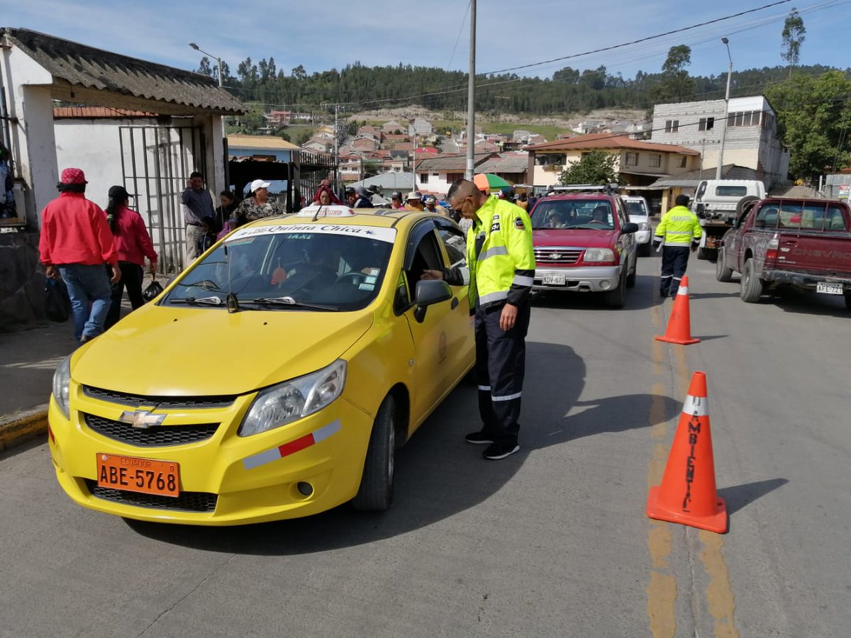 emov_ep's tweet photo. Ejecutamos operativo de RTV en Unidades de Transporte Mixto y Taxis. No olvide portar sus documentos en regla. #TransporteCuenca
@MunicipioCuenca @pedropalaciosu https://t.co/IY8FQbFrHH