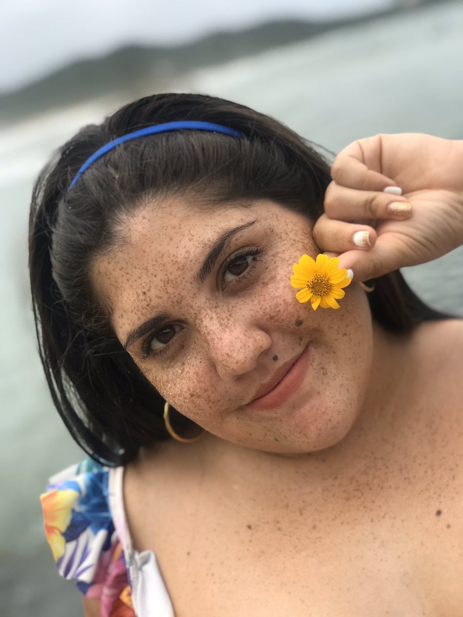 fiogallati's tweet photo. Cuando era más chica la gente me miraba como si fuese un bicho raro por mis pecas y hasta me decían que me trate para apagarlas. Hoy en dia creo que es una de las cosas más lindas que tengo 🙈💜 https://t.co/EXoDUvlR4Y