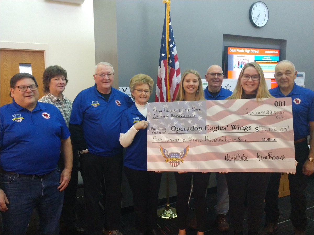 principal_SPHS's tweet photo. The Sauk Prairie National Honor Society raised $6,736 during the Giving Tree Week to give back to the Sauk Prairie Badger Honor Flight. They presented the check on January 23, 2020 to the Heros for Honors Sauk Prairie. #togetherwesoar #spsdlearns https://t.co/W0Cm1HUuC2