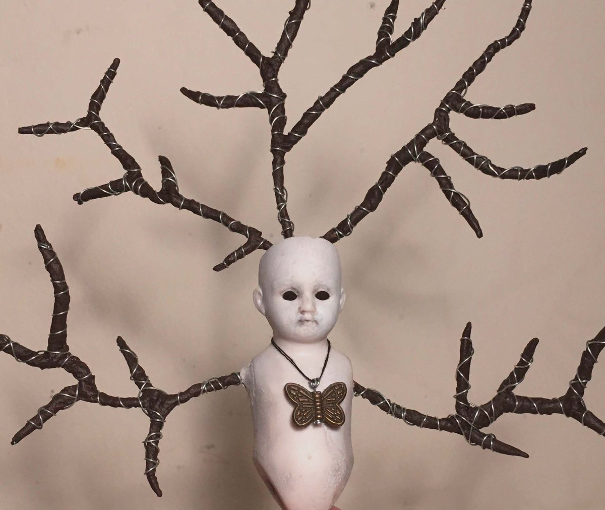 JoannaHartist's tweet photo. Branching out..

..

#workinprogress #dollart #altereddoll #dolltorso #vintagedoll #twigart #creepydoll #naturalforms #stilllife #foundobjectart #wiresculpture #assemblageart #outsiderart https://t.co/8xfQ54vAdg