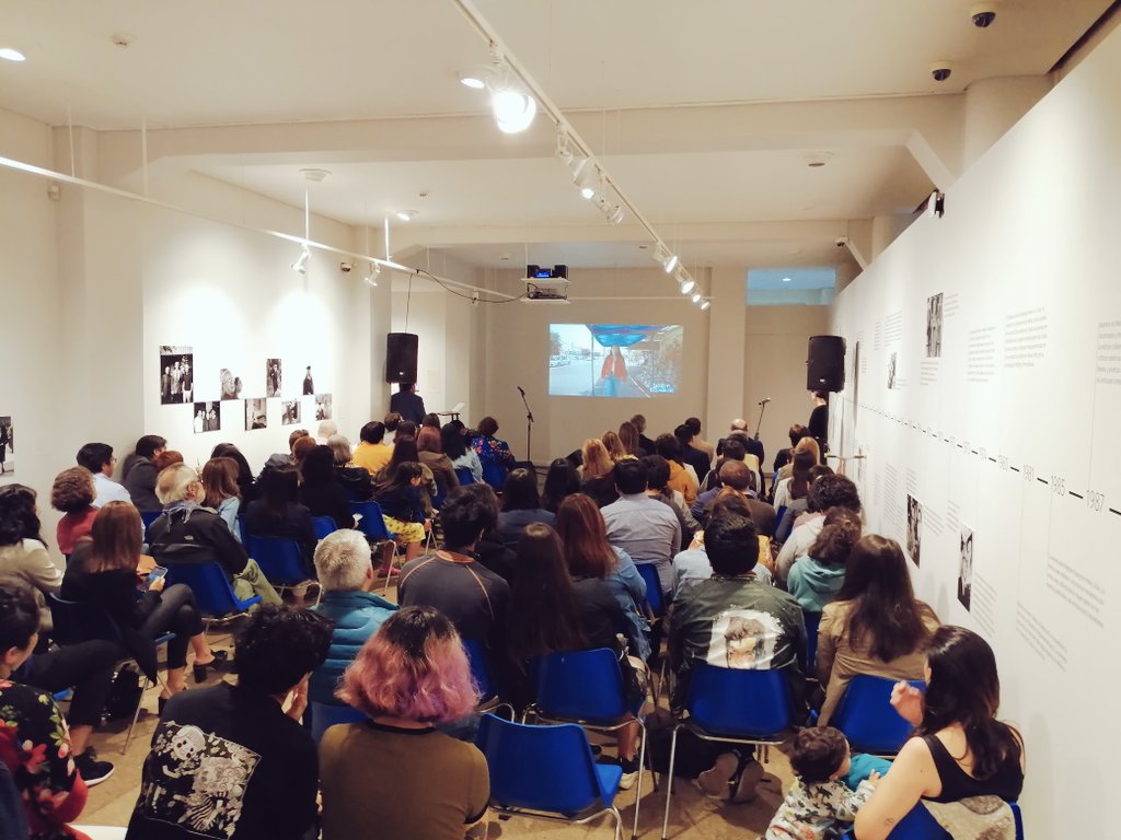 Hoy estamos en <a href="/biobioen100p/">Biobío en 100 Palabras</a> con #Dayano que musicalizando los 8 cuentos! <a href="/PinacotecaUdeC/">Casa del Arte UdeC</a>