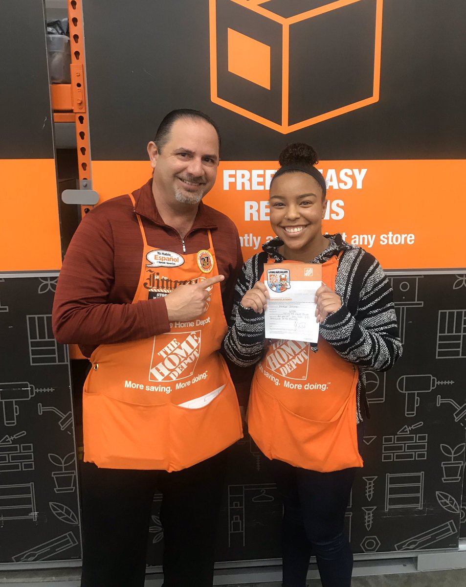 Torres_Jimmy01's tweet photo. Asialyn receiving her D31 Homer Award for delivering great service!! #SpringCypress @rayhinthd2sixO @THDKami @SteenburgenJeff https://t.co/00Oy9zApU1