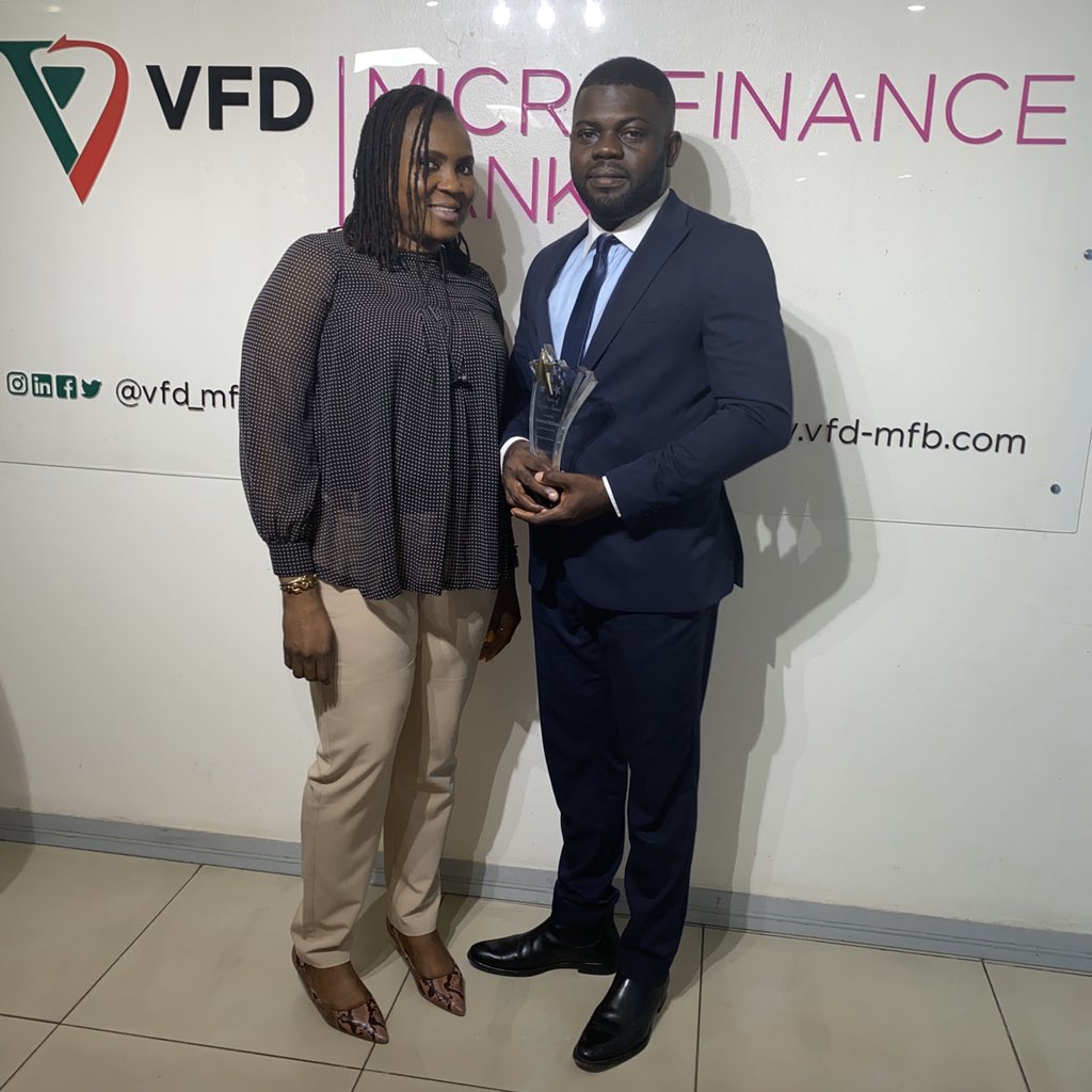 vbizng's tweet photo. It was all smiles today as our MD @zubyrock presented the Long Service Award to our ever-dependable Samuel Mokum. We appreciate you for your contribution to the growth of the organization.
#getmore #vfdbank #vfdgrouppeople #vfdpeople https://t.co/wOrbNizqFM
