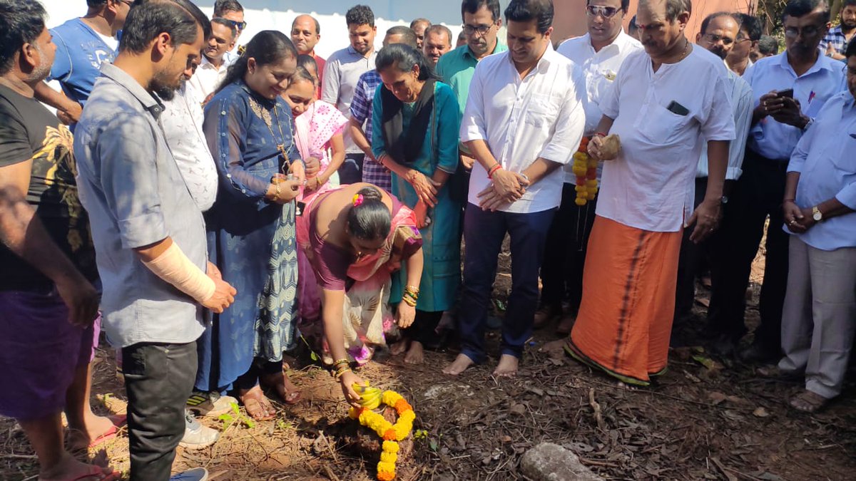 Jayeshvsal's tweet photo. Initiated construction work of open well in presence of Reis Magos Village Panchayat Members and locals at Vollant Betim. #BetimForward #PuttingBasicsinPlace https://t.co/OCqV69SNnc
