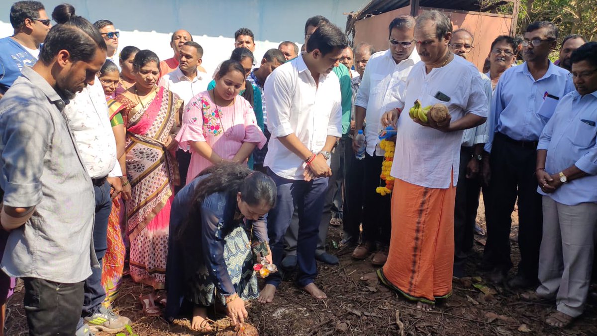 Jayeshvsal's tweet photo. Initiated construction work of open well in presence of Reis Magos Village Panchayat Members and locals at Vollant Betim. #BetimForward #PuttingBasicsinPlace https://t.co/OCqV69SNnc