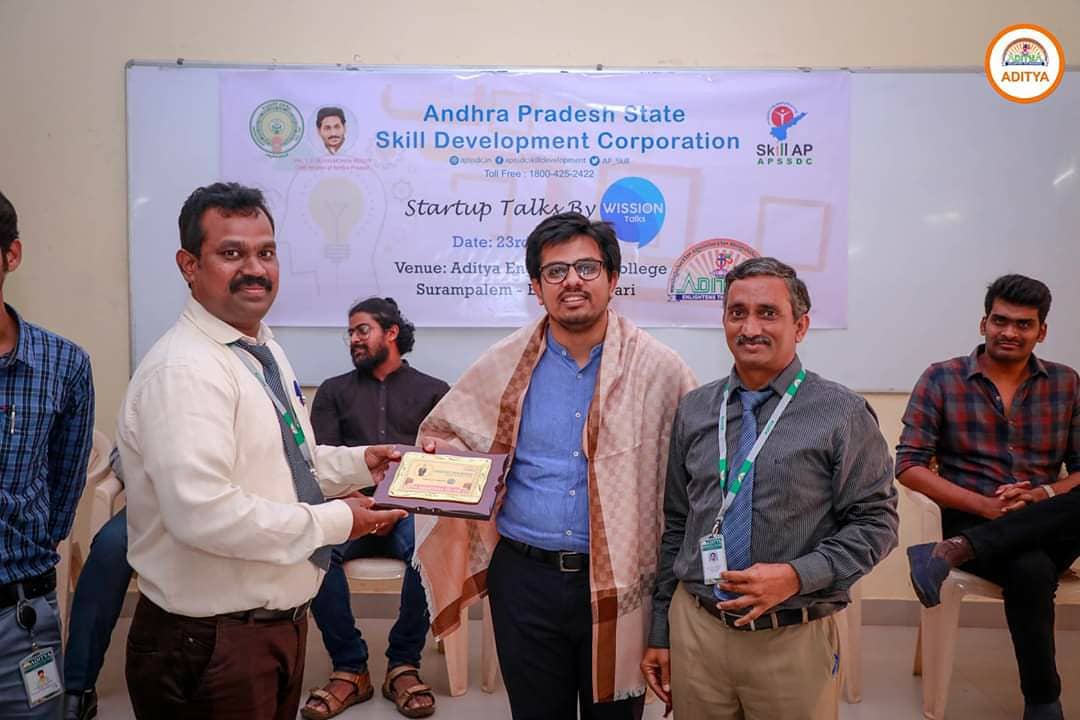 zillisofficial's tweet photo. Our founder, Anubhav Bhatnagar, inspiring the young minds of Aditya Engineering College and encouraging them to take up entrepreneurship.
#foodentrepreneur #innovation #startupindia #startups #entrepreneur #kitchendlite https://t.co/W4FaWPQ2nn