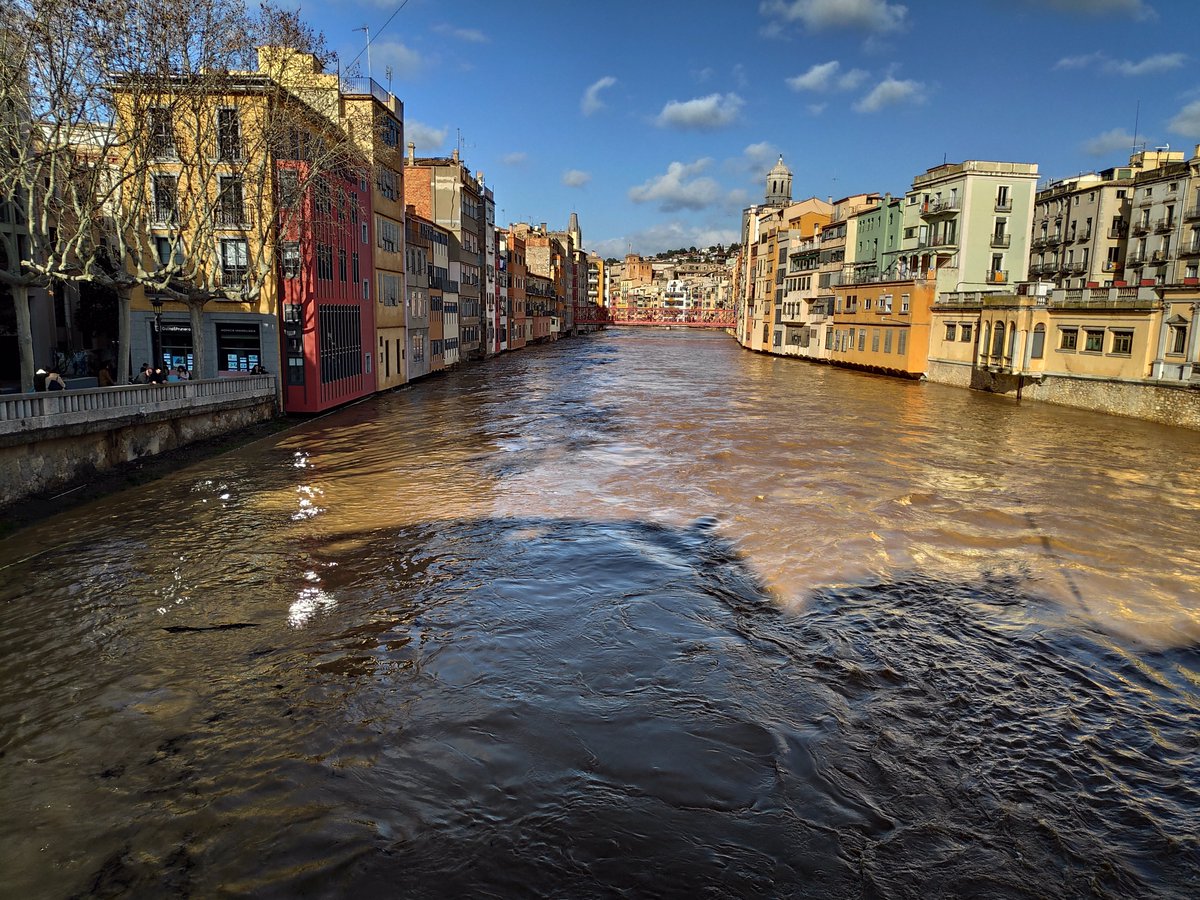 angeldelaweb's tweet photo. ☂️ La ciutat de #Girona, a les 3 de la tarda, des del pont de Pedra. #meteocat #meteo #324eltemps #temporalRAC1 #temporalTV3 #Gloria #Temporalgloria #Onyar #Ter @Monica_Usart @TomasMolinaB
@eltempsTV3 https://t.co/tuzXj7AAJ1