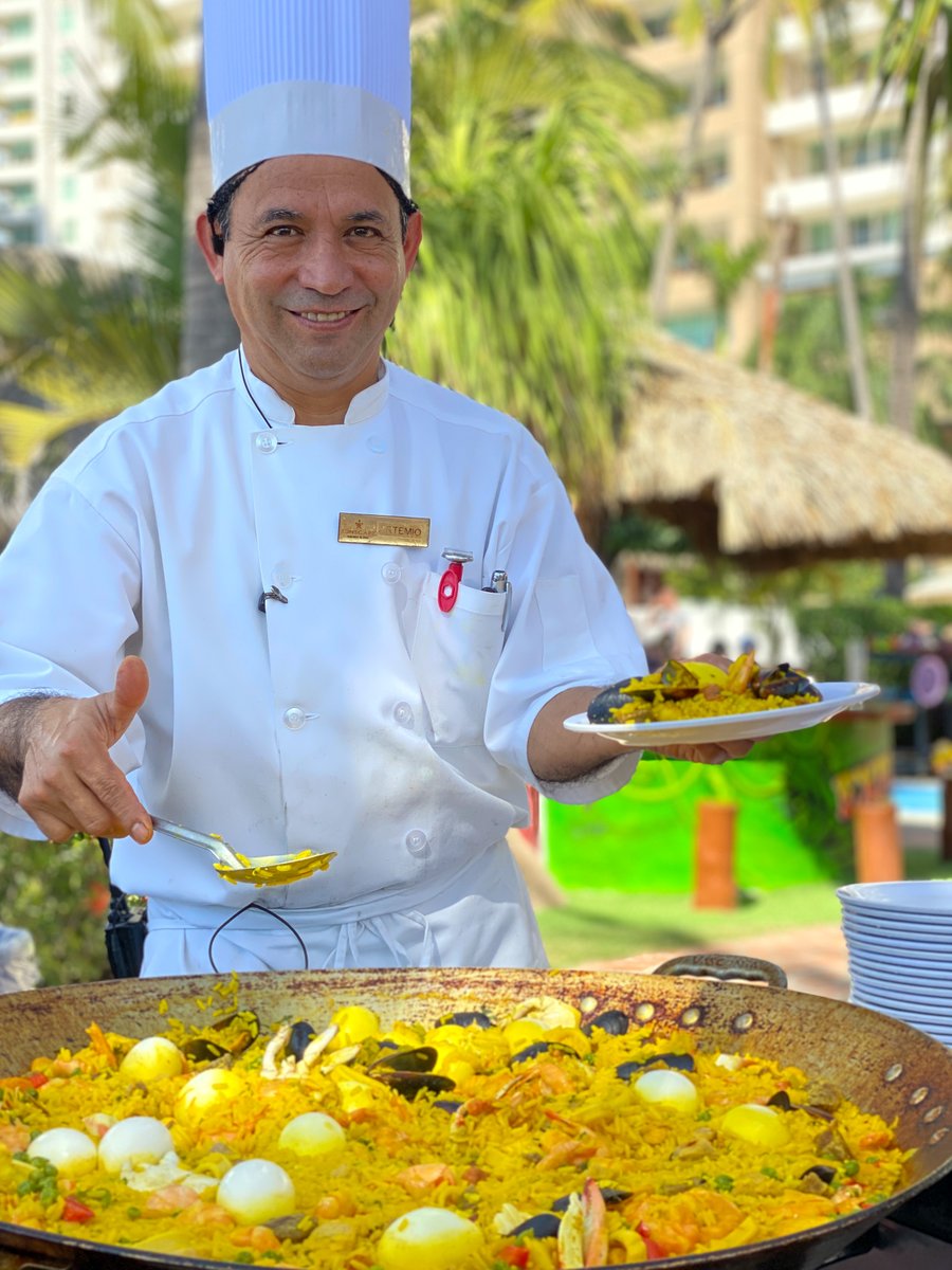 SunscapePVR's tweet image. #HappyThursday! How about a delicious #paella by the beach? 🥘 Learn how to cook this delicious dish guided by our expert Sous Chef Artemio Zagal! 😀 Join us every Thursday at the pool 😋 #MeettheStaff