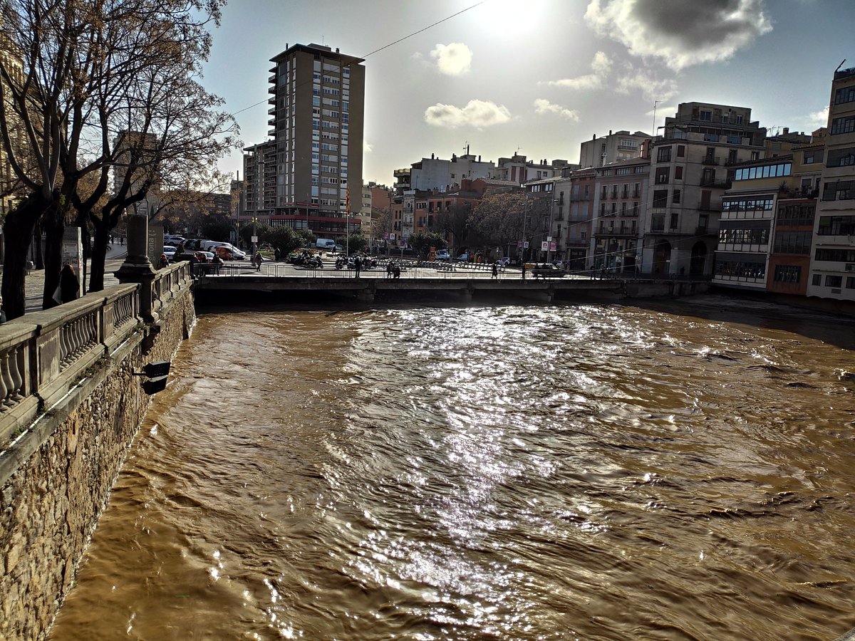 angeldelaweb's tweet photo. ☂️ La ciutat de #Girona, a les 3 de la tarda, des del pont de Pedra. #meteocat #meteo #324eltemps #temporalRAC1 #temporalTV3 #Gloria #Temporalgloria #Onyar #Ter @Monica_Usart @TomasMolinaB @eltempsTV3 https://t.co/uEvfGBBmZ6