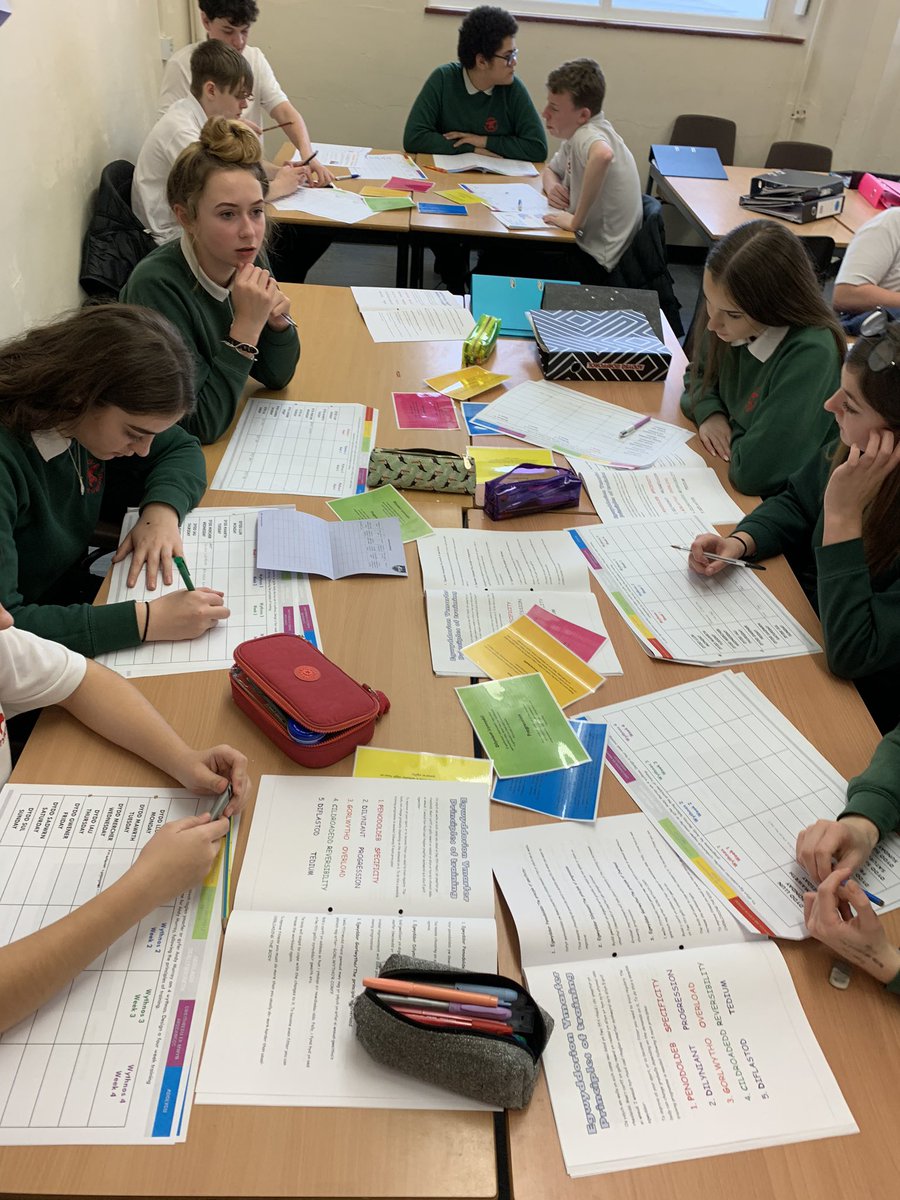 AGbrynrefs's tweet photo. Bl10 TGAU yn brysur yn creu rhaglen ymarfer ar gyfer Andy Murray yn dilyn yr egwyddorion ymarfer #teep #tgau #cysadleuaethdosbarth #cystadleuol https://t.co/tNNA2Om5lE
