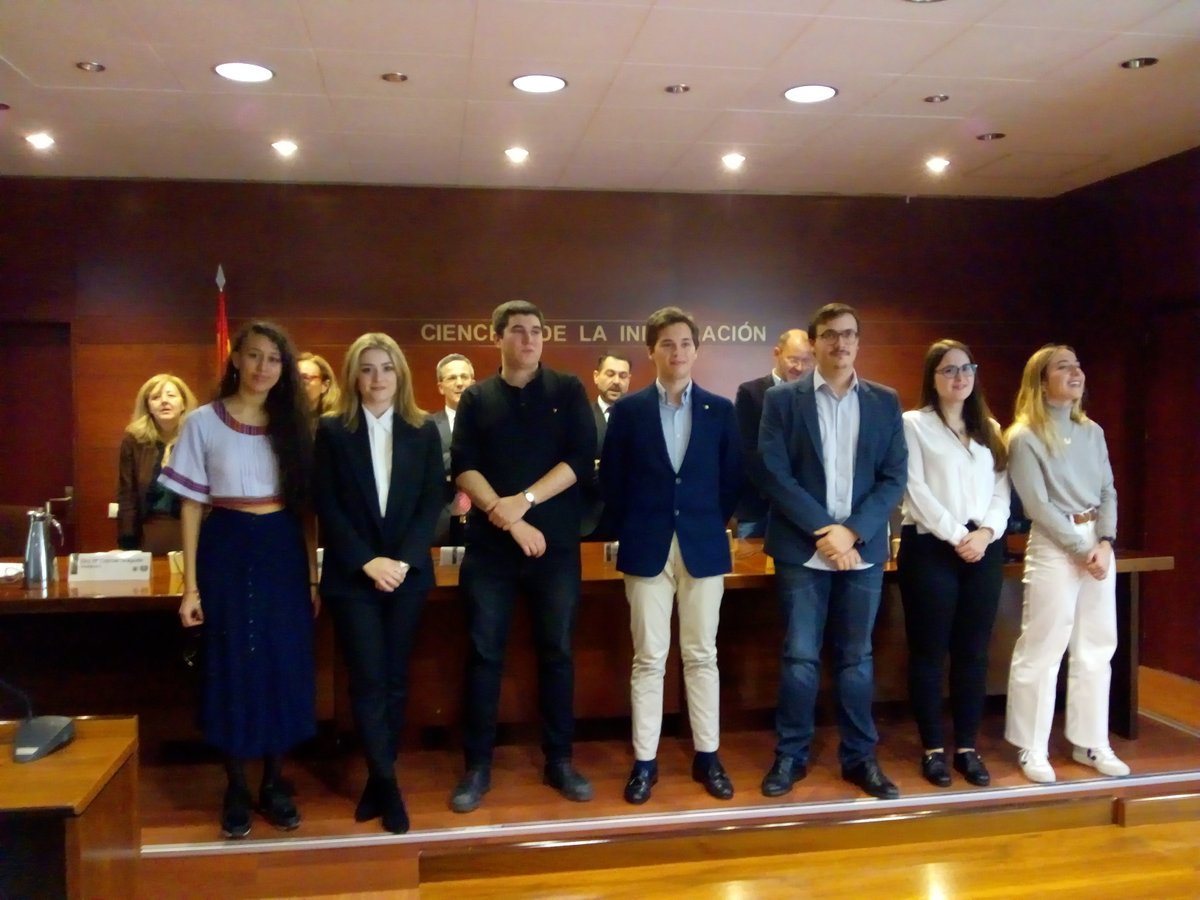 UCMccinf's tweet photo. 👏👏Enhorabuena a los estudiantes que han recibido hoy el "Premio Extraordinario de Grado". Estamos muy orgullosos. #excelencia #ucm #cienciasdelainformacion https://t.co/uAQFkulbe0