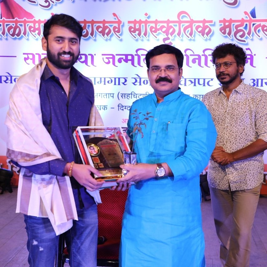 TejpalWagh's tweet photo. आदरणीय बाळासाहेब ठाकरे यांच्या जयंतीनिमित्त  श्री. रघुनाथ कुचिक यांनी आयोजित केलेल्या अभिनय लेखन आणि दिग्दर्शन कार्यशाळेत मला लेखन या विषयावर विद्यार्थ्यांना मार्गदर्शन करायची संधी मिळाली. https://t.co/77jI5ztqoH