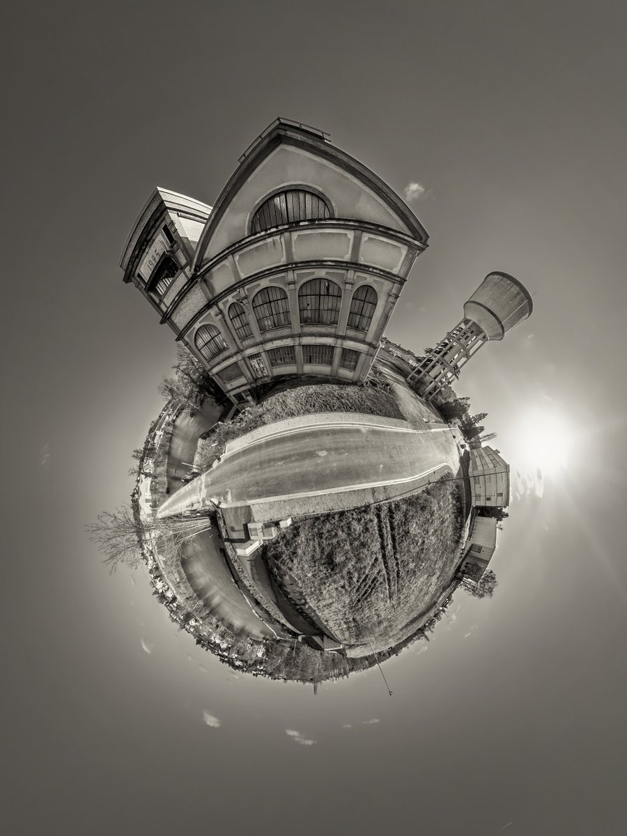 Le monde révolu du 'Bt87' et de son château d'eau à #RuellesurTouvre patrimoine industriel #industrialdecay ayant appartenu à la DCN ( aujourd'hui #NavalGroup ) en #360photography #littleplanet #urbex #mood #360art #360panorama #theta360fr #ThetaZ1 #Charente #InfinimentCharentes