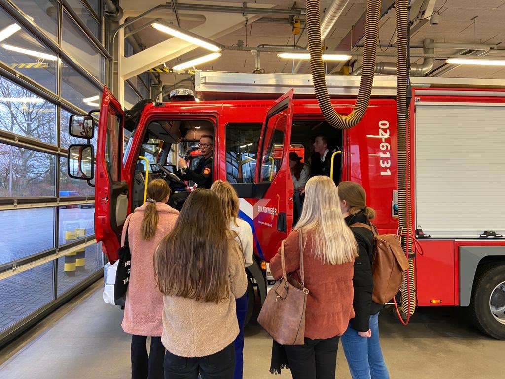 🚒 Gastvrij ontvangen bij <a href="/BrandweerFrl/">Brandweer Fryslân</a> waar studenten de uitkomsten van hun onderzoek naar het werven van brandweervrijwilligers kwamen delen. We eindigden met een mooie rondleiding door kazerne <a href="/brandweerlwd/">cluster 24uursdienst</a>. Dank aan <a href="/IngridWeert/">Ingrid Weert</a>, <a href="/Andre_Kooistra/">Andre Kooistra</a> en <a href="/dannyhiemstra/">Danny</a> 👍🧑‍🚒