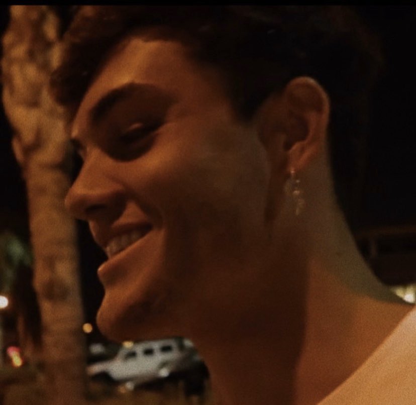 OVOGRAY's tweet image. What’s the first word that comes to mind when you see this smile?