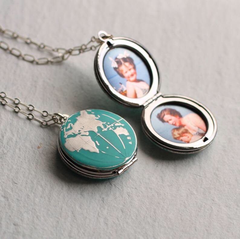 BluericaStore's tweet photo. Earth locket necklace 🌍🧚🏻‍♂️
Put the photos of your beloved one beside your heart, the one who means the world to you 🥺💕
Material: Pure Italian Silver 925 ✨
ريتويت وهنختار حد يكسبها FOR FREE بشرط يكون عامل Follow 🎁😍🎉 https://t.co/gJ2IiEA1NJ