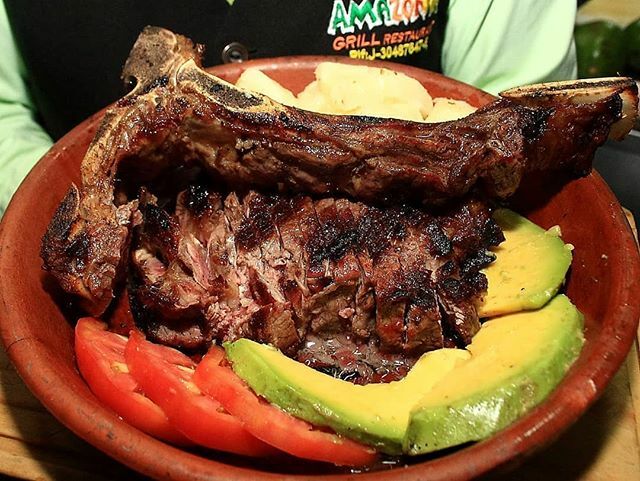 Los más deliciosos cortes de carnes están aquí, ven y disfruta de un New York a la parrilla fileteado servido en Plato de barro caliente acompañado de yuca ,  aguacate y tomate ¡ te encantará ! #elmenuvirtual #AmbienteFamiliar #ProvocaMás #instagood #instafood #Instagram #li…